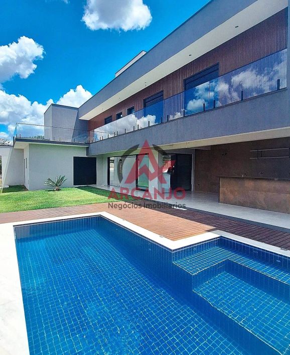Casa a Venda em Atibaia-SP com 4 Suítes