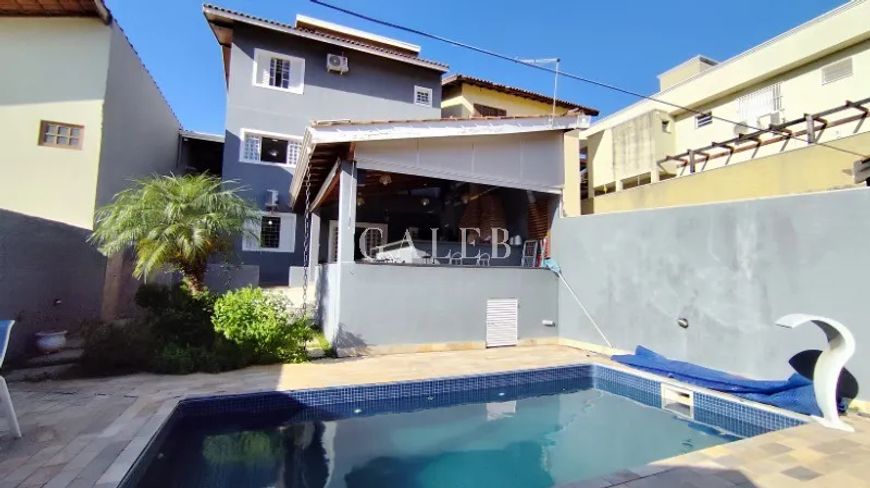 Imperdível: Casa à venda em Atibaia-SP, Jardim Paulista, 4 quartos, 2 suítes, 1 sala, 4 banheiros, 3