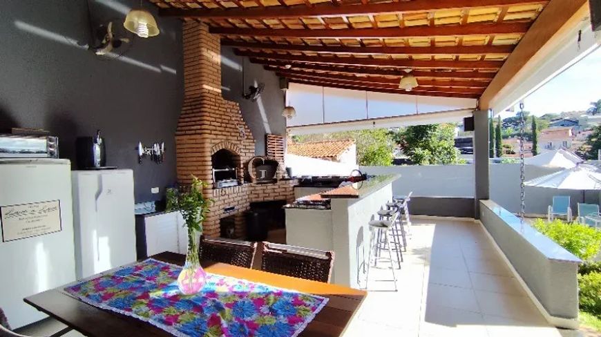Imperdível: Casa à venda em Atibaia-SP, Jardim Paulista, 4 quartos, 2 suítes, 1 sala, 4 banheiros, 3