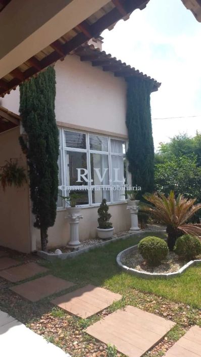 Casa à venda em Atibaia-SP, Nova Gardênia, com 3 suítes, 3 salas, 4 banheiros, 4 vagas e 387 m².