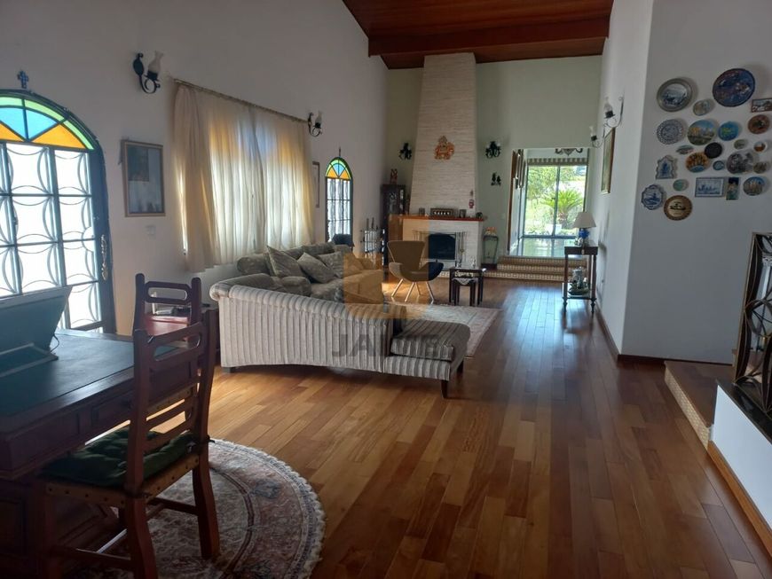 VENDE CHACARA COM PORTEIRA FECHADA