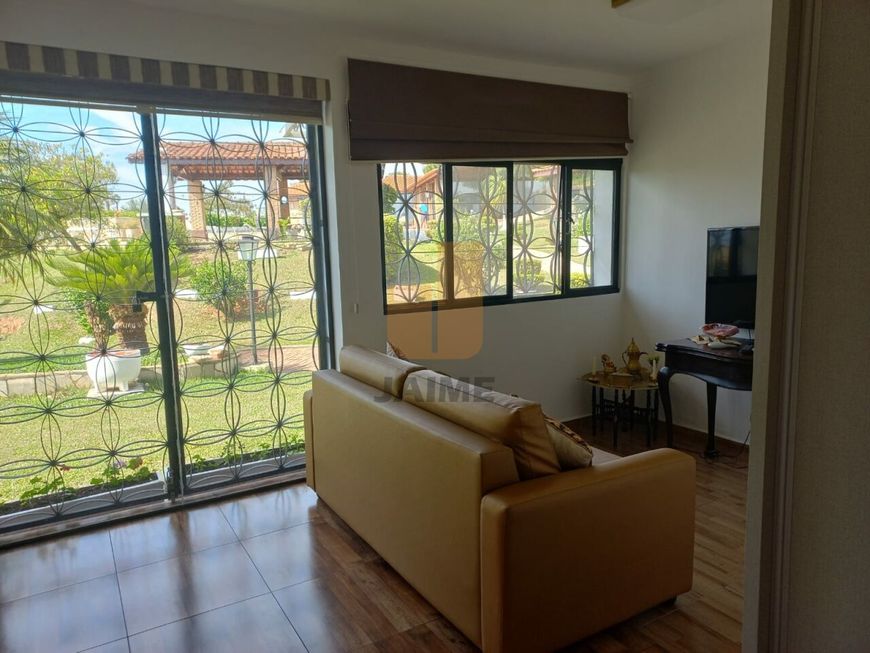 VENDE CHACARA COM PORTEIRA FECHADA