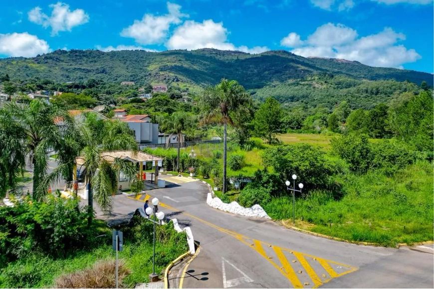 Terreno no Parque Arco Íris em Atibaia com 2.174 m², vista permanente para a Serra e projeto aprovad