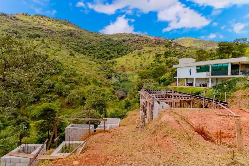 Terreno no Parque Arco Íris em Atibaia com 2.174 m², vista permanente para a Serra e projeto aprovad