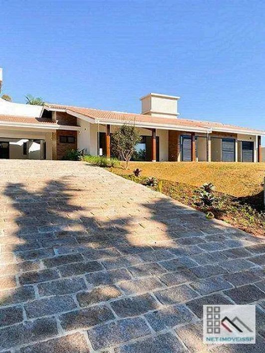 CASA TÉRREA 3 DORMITÓRIOS (300m²), 3 SUÍTES, QUINTAL, 2 VAGAS. PRÓXIMO AO CENTRO DE ATIBAIA