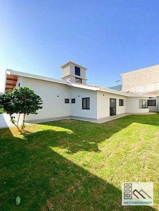 CASA TÉRREA 3 DORMITÓRIOS (300m²), 3 SUÍTES, QUINTAL, 2 VAGAS. PRÓXIMO AO CENTRO DE ATIBAIA