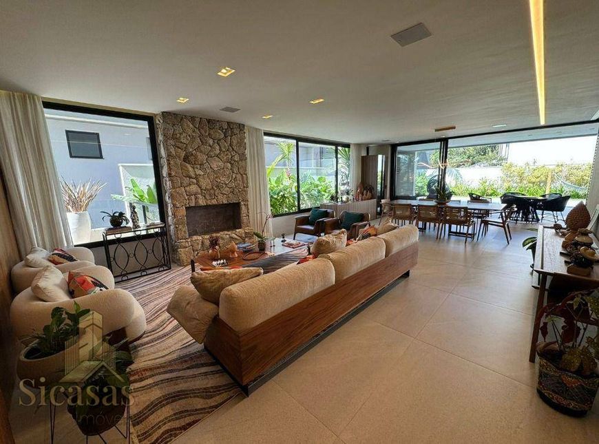 Casa à venda em Santana de Parnaíba com 3 quartos sendo 3 suítes e 4 vagas