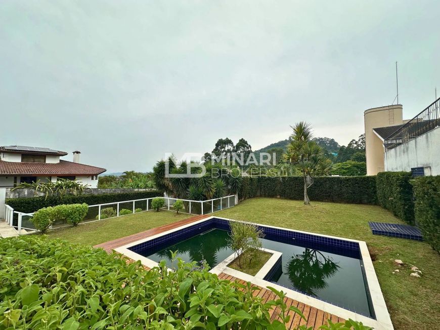 Casa com Vista para a Mata à Venda no Residencial Alphaville 8 – Amplo Jardim, Piscina e Espaço Gou