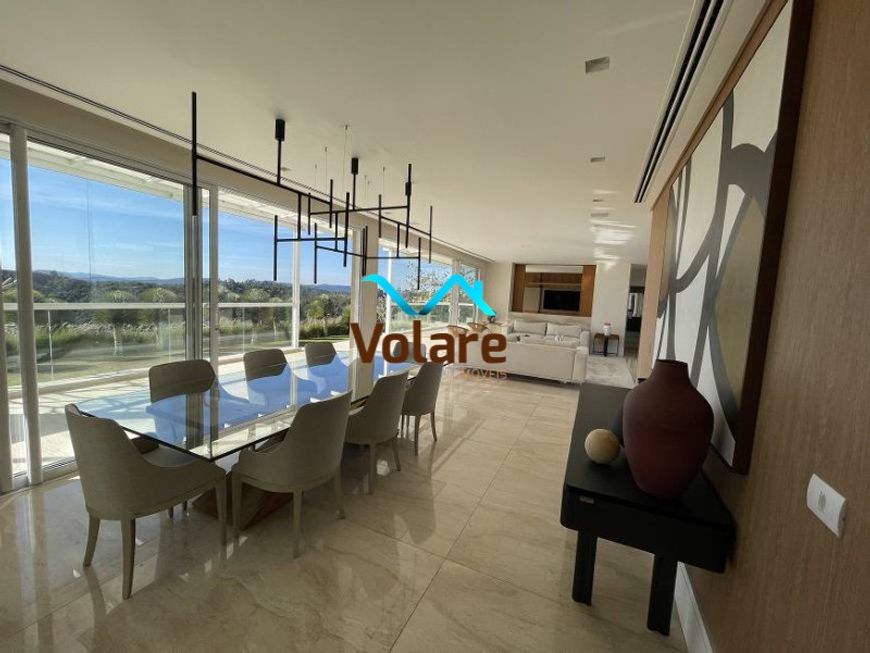 A casa de Alphaville com a maior imersão à natureza, em uma nobre esquina, possuindo uma VISTA MAGNÍ