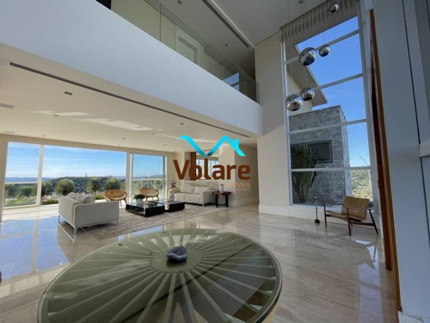 A casa de Alphaville com a maior imersão à natureza, em uma nobre esquina, possuindo uma VISTA MAGNÍ