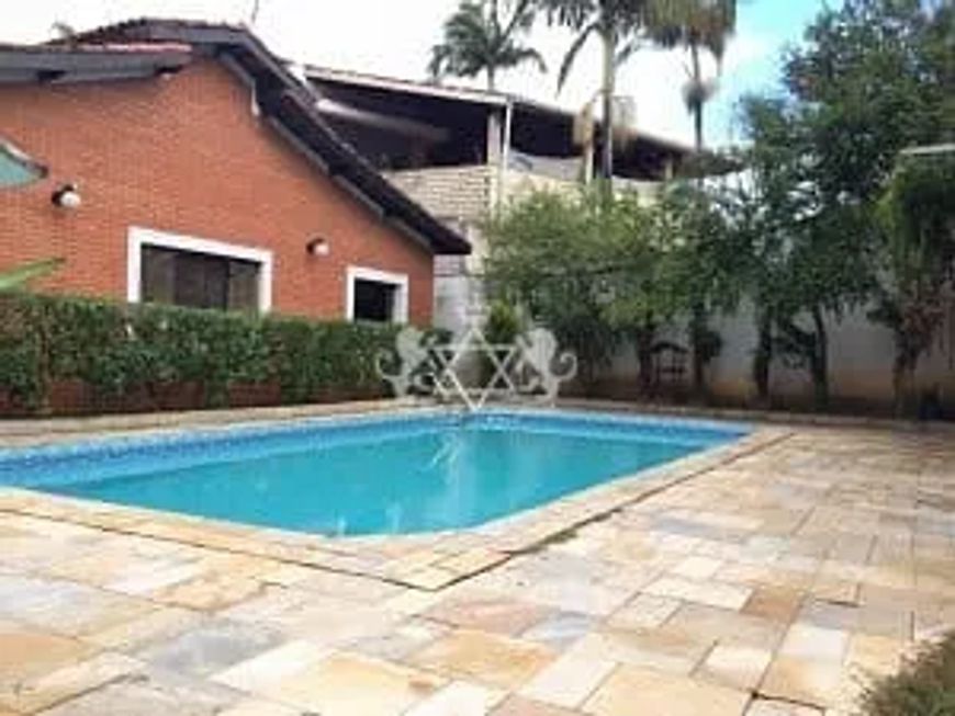 Linda Casa à venda, 630m² área total, 200 metros da Praia das Palmeiras, 04 suítes, piscina, aceita