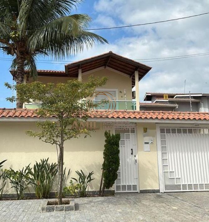Casa com Piscina e terreno de 420m² em Caraguatatuba