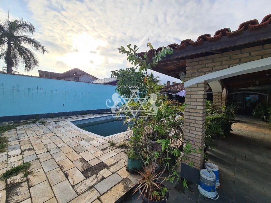 Casa à venda próximo á praia, no bairro Jardim Britânia, Caraguatatuba, Litoral Norte de São Paulo