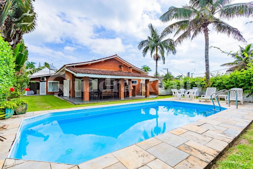 Casa com estilo rústico próxima à praia