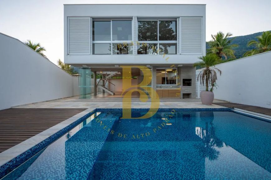Casa espaçosa, com espaço gourmet, a poucos metros da Praia do Guaecá.