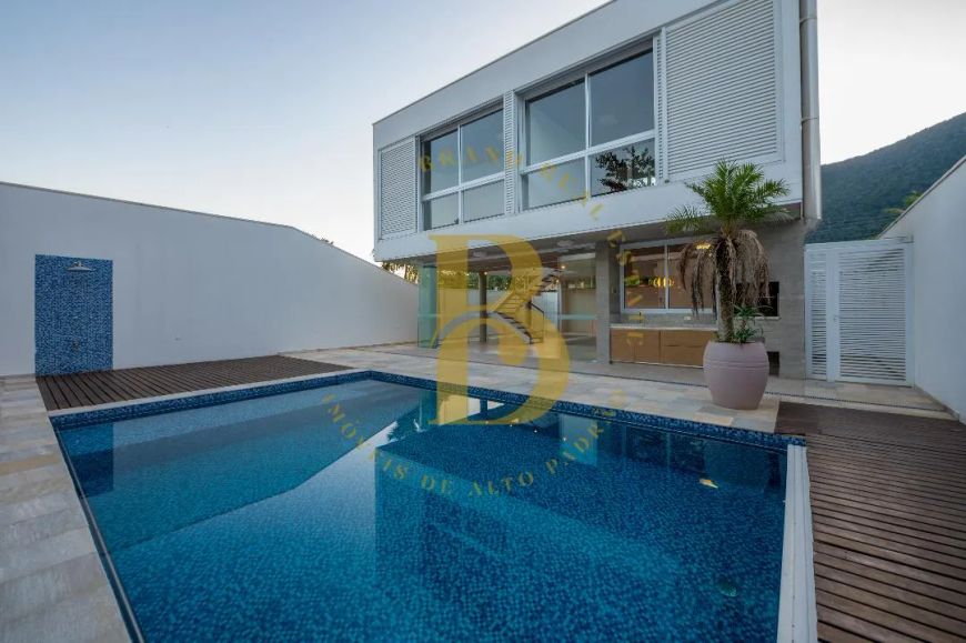 Casa espaçosa, com espaço gourmet, a poucos metros da Praia do Guaecá.