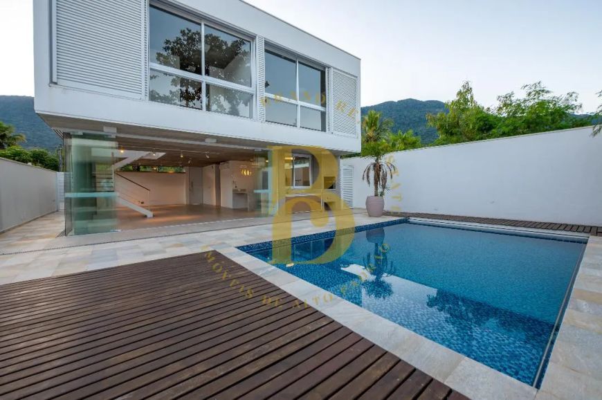 Casa espaçosa, com espaço gourmet, a poucos metros da Praia do Guaecá.