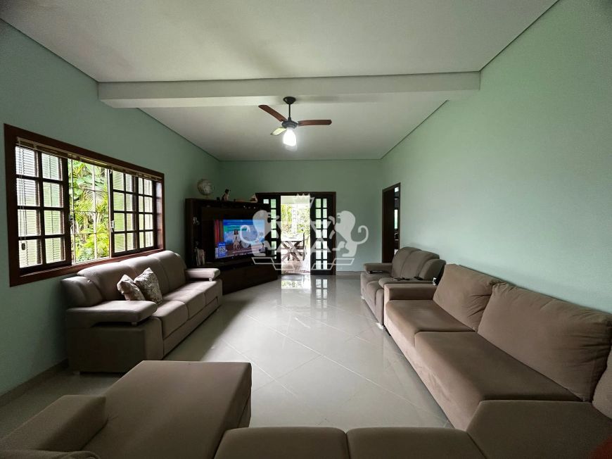 Casa à venda, 1 000 m² de Área Total, 3 Dormitórios sendo 1 Suite no bairro Martim de Sá, Caragua
