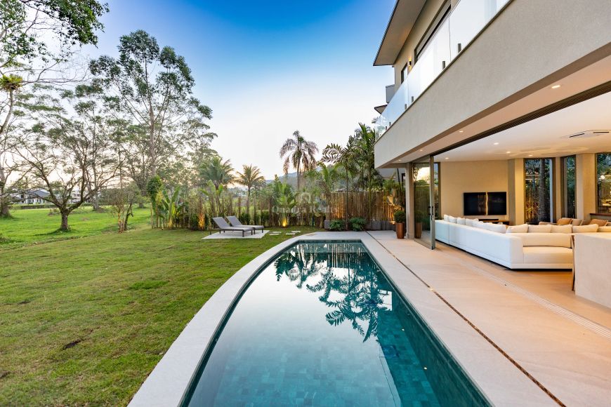 Casa recém-construída com lazer completo