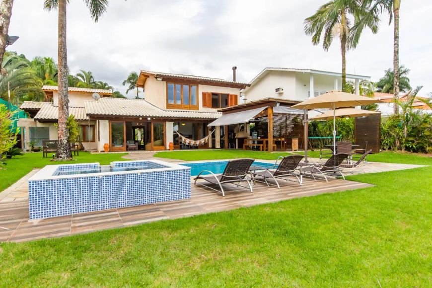 Casa com condomínio fechado com espaço gourmet completo