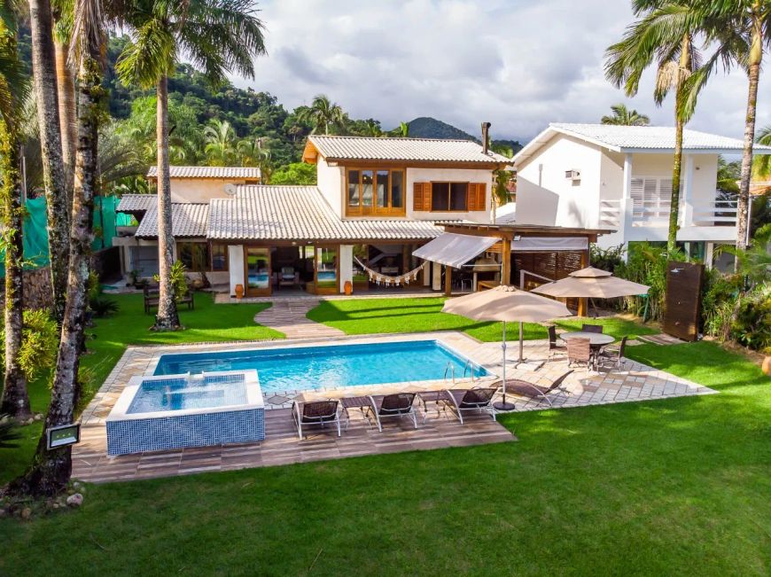 Casa com condomínio fechado com espaço gourmet completo