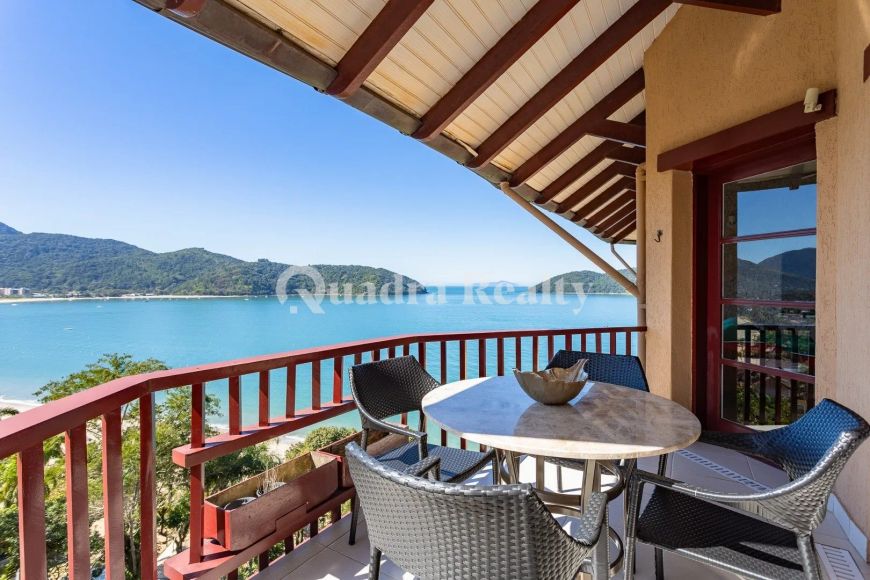 Cobertura com vista para o mar