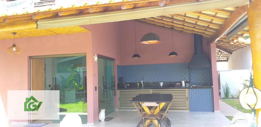 SOBRADO à venda com 03 suítes, área total de 337,50m² e área construída de 262,70m² no Condomínio RE