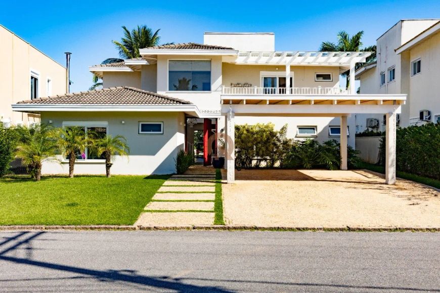 Residência com varanda e vista para a natureza