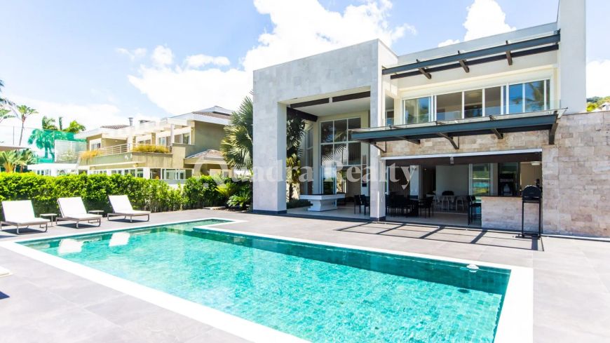 Casa pé na areia com ampla área de lazer