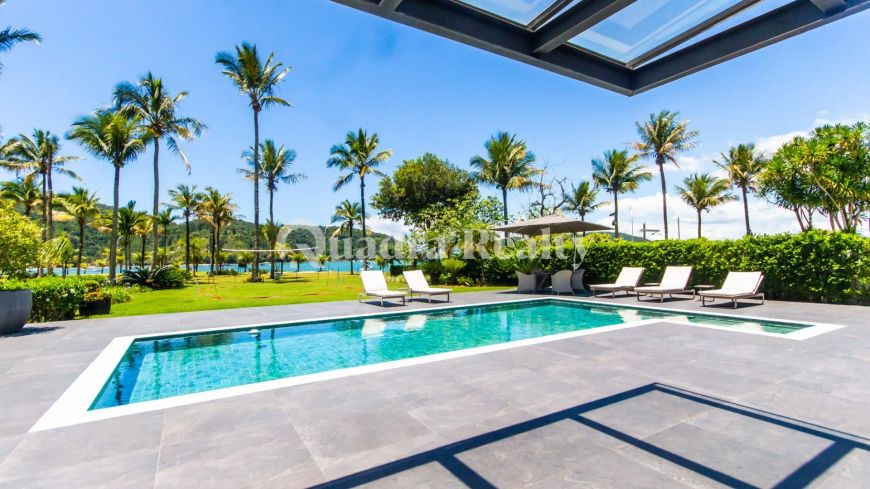 Casa pé na areia com ampla área de lazer