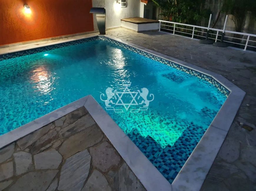 Sobrado à venda, 03 dormitórios + 2 suítes + 01 suíte master, com Piscina, 300 metros da praia, pró