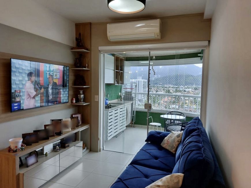 Apartamento Charmoso a 200 metros da Praia: 2 Dormitórios, Varanda Envidraçada e Lazer Completo