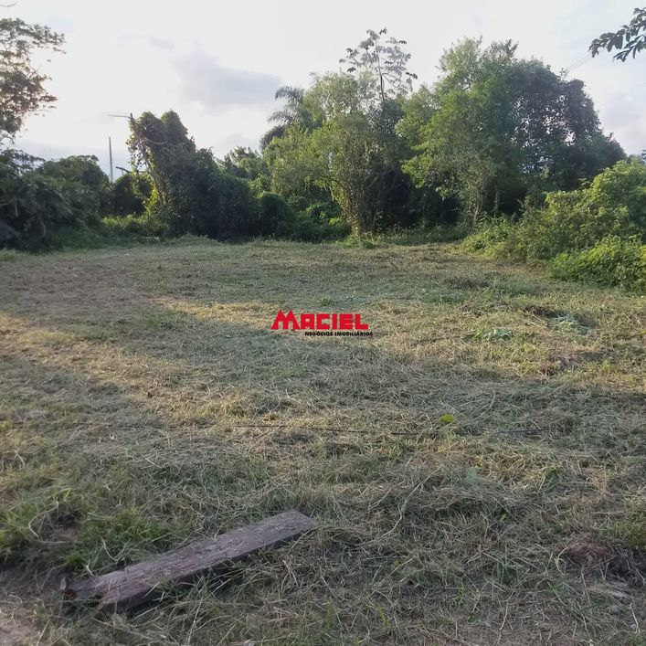 Terreno plano em Caraguatatuba, medindo 10 metros de frente e 29 metros de fundos. Fica no final do