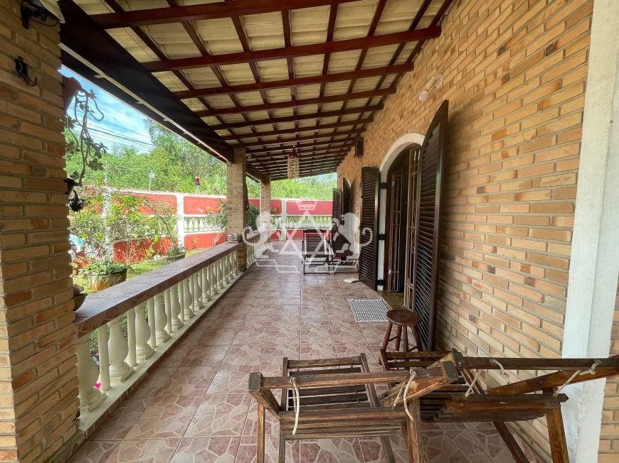 Belíssima Casa à venda na Martim de Sá, com 3 dormitórios, sendo 1 suíte, hidro, edícula, piscina,