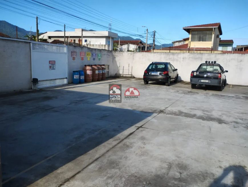 Casa em condomínio fechado em Caraguatatuba com varanda gourmet