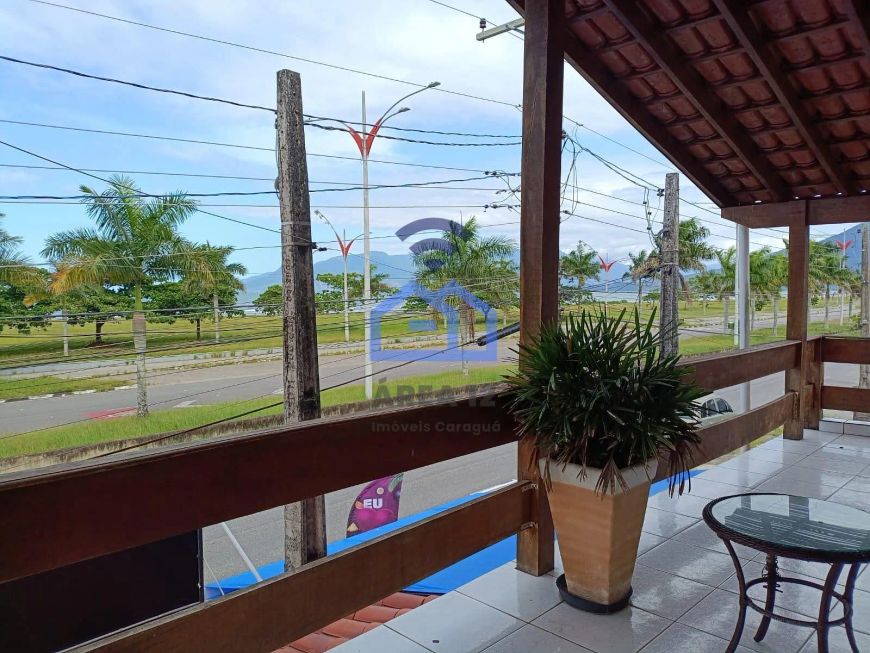 Sobrado à venda no bairro Porto Novo em Caraguatatuba, SP com 800m² de terreno e 179m² de área cons