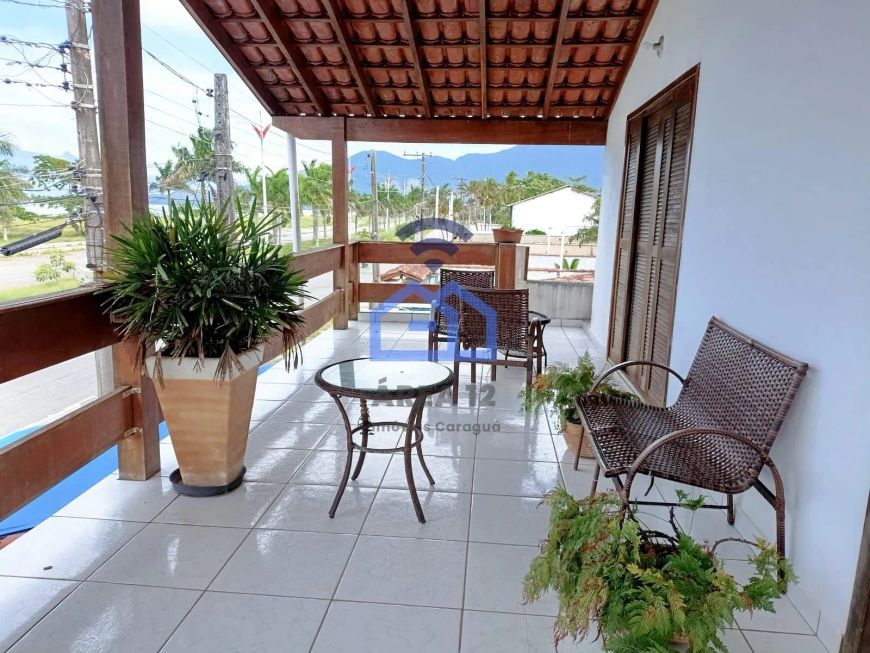Sobrado à venda no bairro Porto Novo em Caraguatatuba, SP com 800m² de terreno e 179m² de área cons