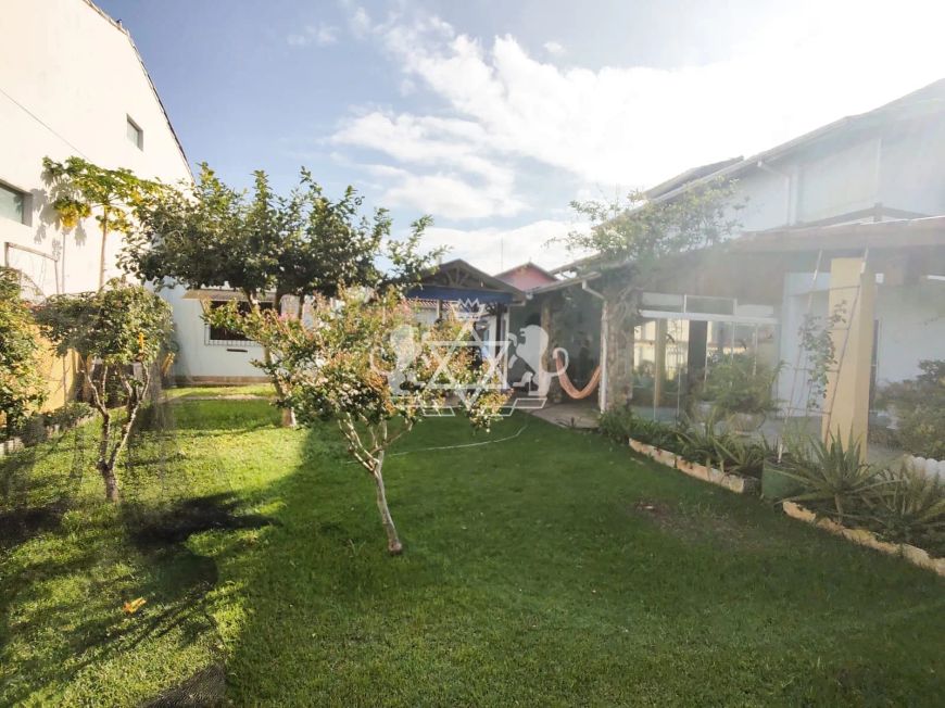 Casa à venda, no Jardim Britânia, localizada a poucos metros da Praia, na cidade de Caraguatatuba,