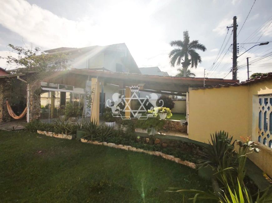 Casa à venda, no Jardim Britânia, localizada a poucos metros da Praia, na cidade de Caraguatatuba,