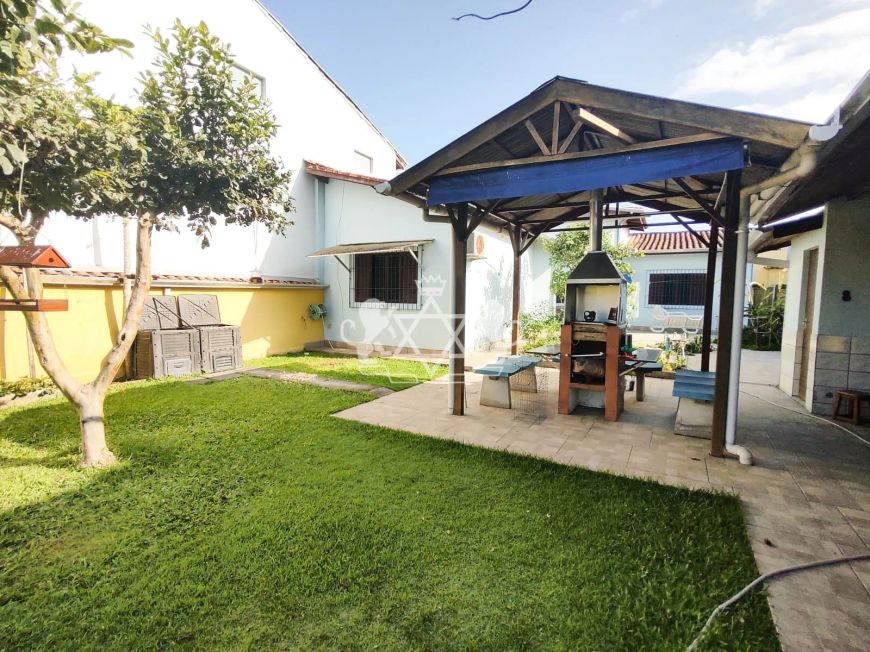 Casa à venda, no Jardim Britânia, localizada a poucos metros da Praia, na cidade de Caraguatatuba,