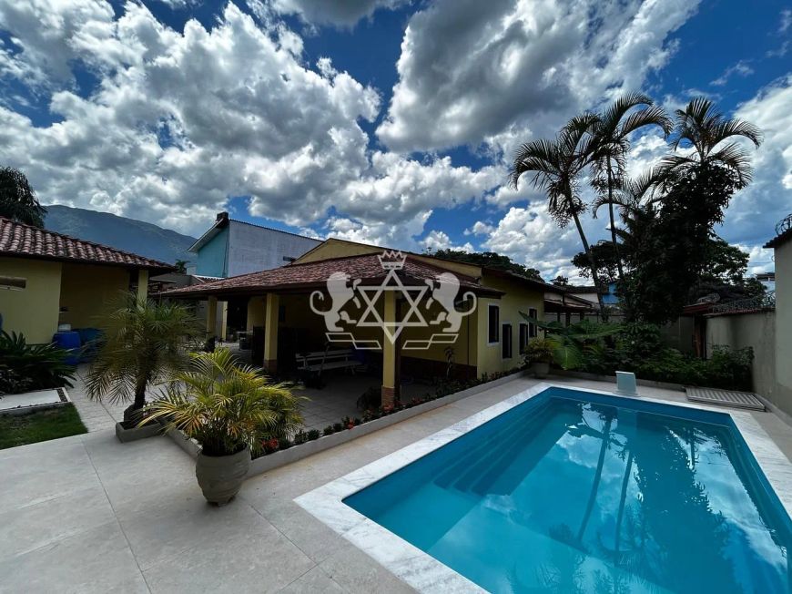 Oportunidade Única - Casa à venda com 2 Edículas, 100 metros da Praia com 700 m² /AT, Ampla Área d