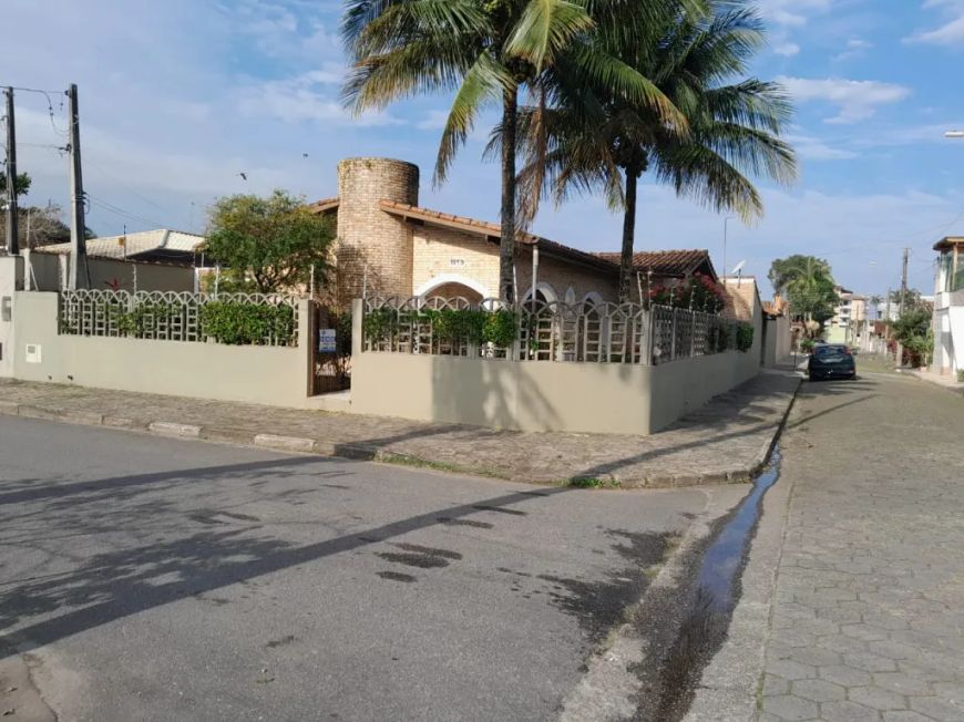 Ampla Casa de Esquina no Bairro Indaiá em Caraguatatuba