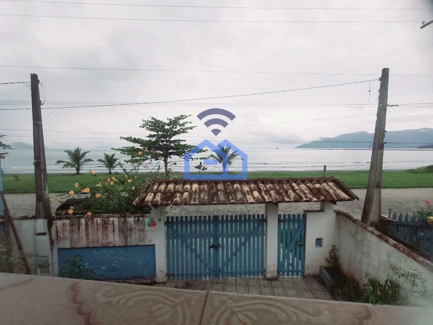 Casa ampla com edícula frente mar à venda no bairro do Porto Novo em Caraguatatuba, SP - A oportuni