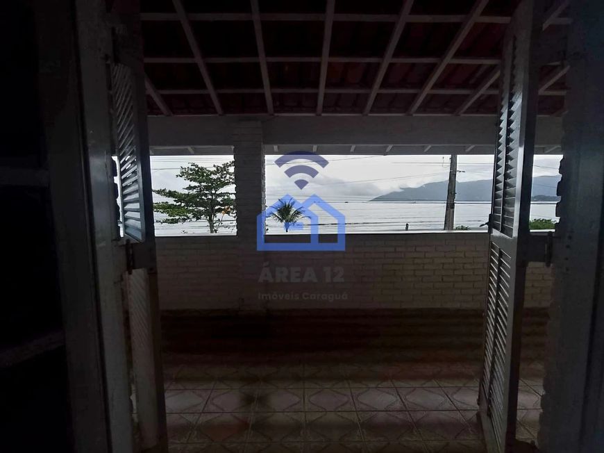 Casa ampla com edícula frente mar à venda no bairro do Porto Novo em Caraguatatuba, SP - A oportuni