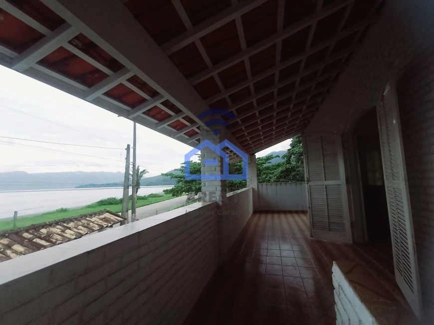 Casa ampla com edícula frente mar à venda no bairro do Porto Novo em Caraguatatuba, SP - A oportuni