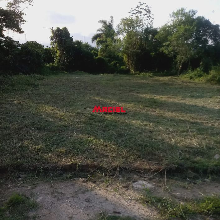Terreno plano em Caraguatatuba, medindo 10 metros de frente e 29 metros de fundos. Fica no final do