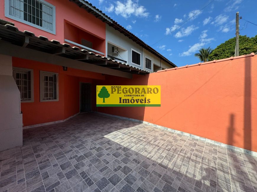 Sobrado à venda na Praia do Porto Novo em Caraguatatuba-SP: 2 quartos, 1 sala, 2 banheiros, 1 vaga d