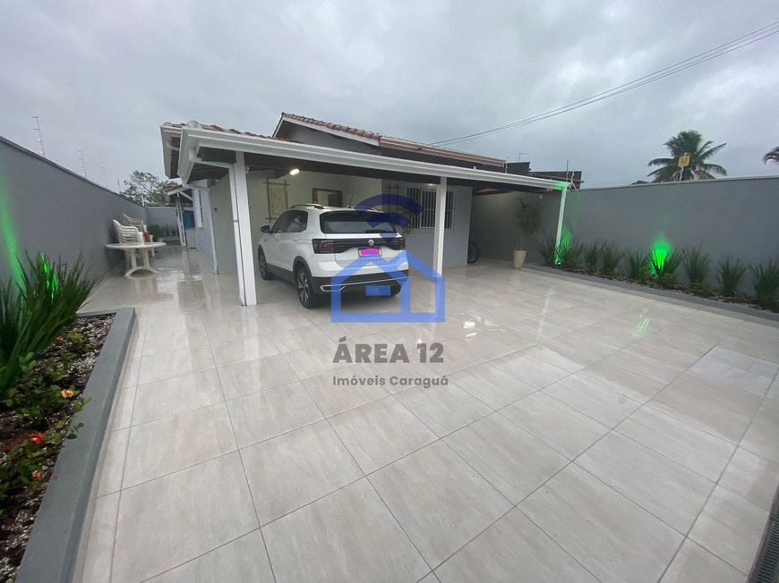 Casa à venda no bairro Getuba em Caraguatatuba, SP - 2 dormitórios, garagem, quintal, a 300 m da ro
