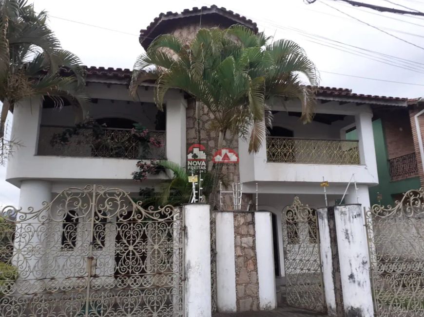 Excelente sobrado a 70 metros da praia do Indaiá .