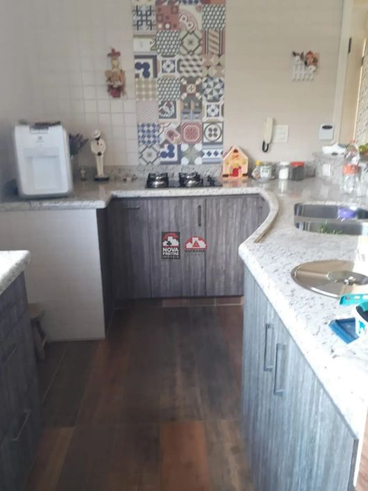 Casa com três dormitórios sendo com piscina, areá gourmet